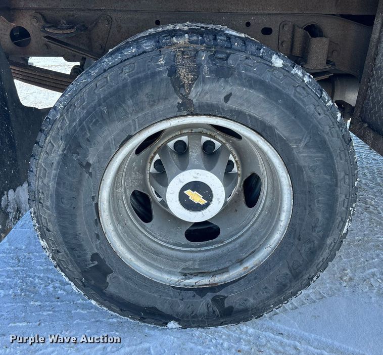 image for item MO9146 2013 Chevrolet Silverado 3500HD  Ext. Cab flatbed pickup truck