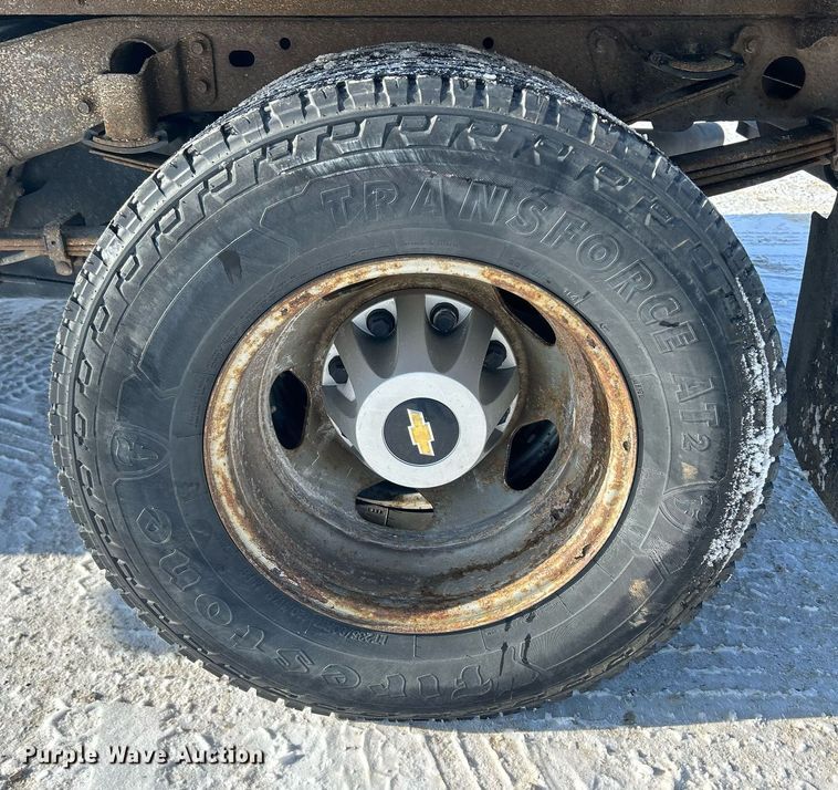 image for item MO9146 2013 Chevrolet Silverado 3500HD  Ext. Cab flatbed pickup truck