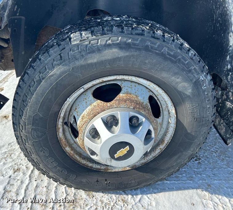 image for item MO9146 2013 Chevrolet Silverado 3500HD  Ext. Cab flatbed pickup truck