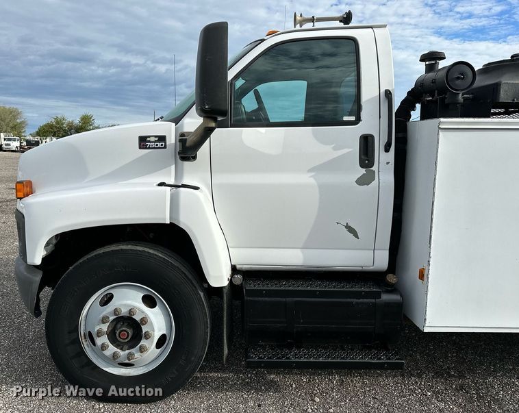image for item NQ9401 2005 Chevrolet  C7500 utility / service truck