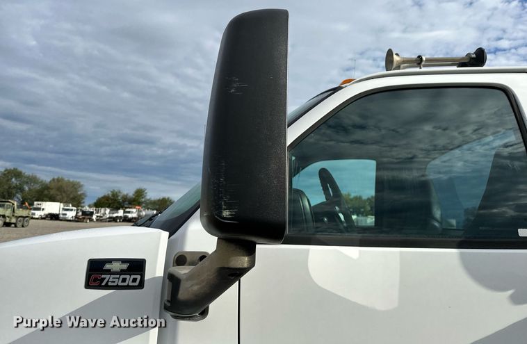 image for item NQ9401 2005 Chevrolet  C7500 utility / service truck