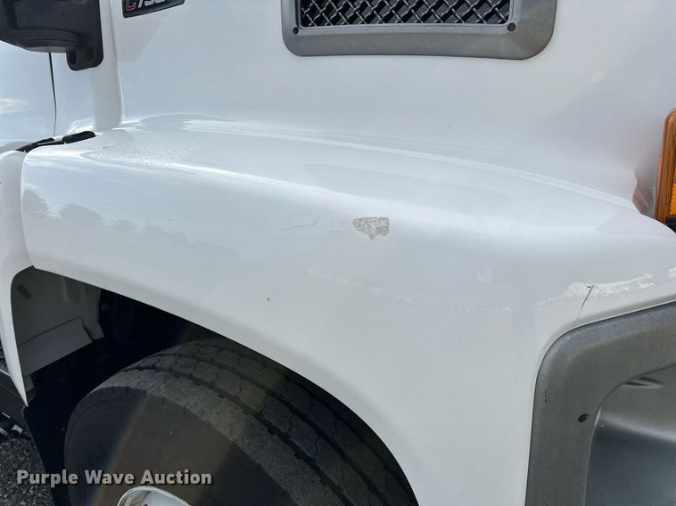 image for item NQ9401 2005 Chevrolet  C7500 utility / service truck