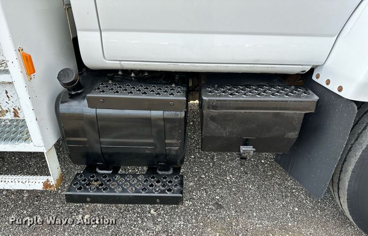 image for item NQ9401 2005 Chevrolet  C7500 utility / service truck