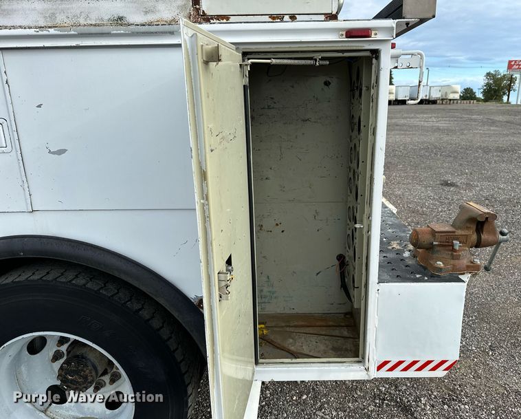 image for item NQ9401 2005 Chevrolet  C7500 utility / service truck