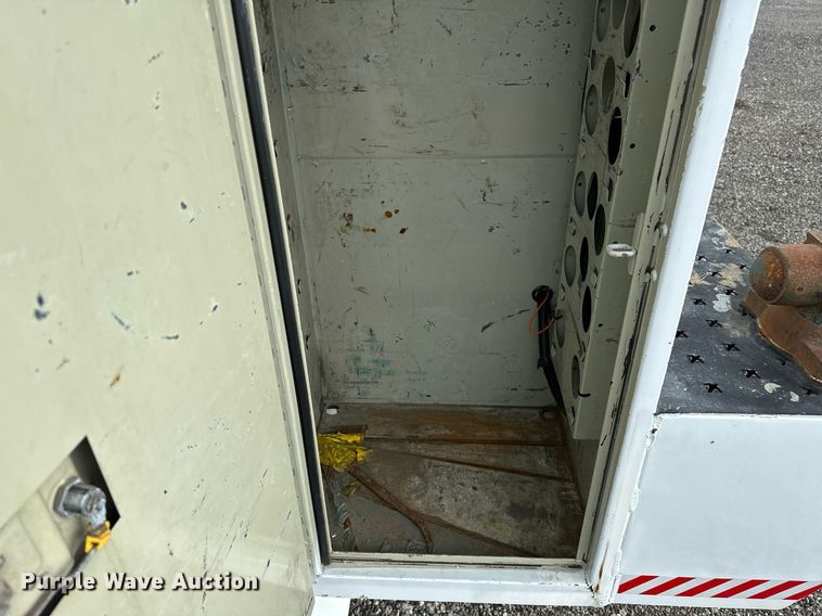 image for item NQ9401 2005 Chevrolet  C7500 utility / service truck