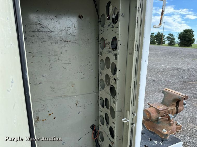 image for item NQ9401 2005 Chevrolet  C7500 utility / service truck