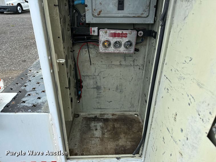 image for item NQ9401 2005 Chevrolet  C7500 utility / service truck