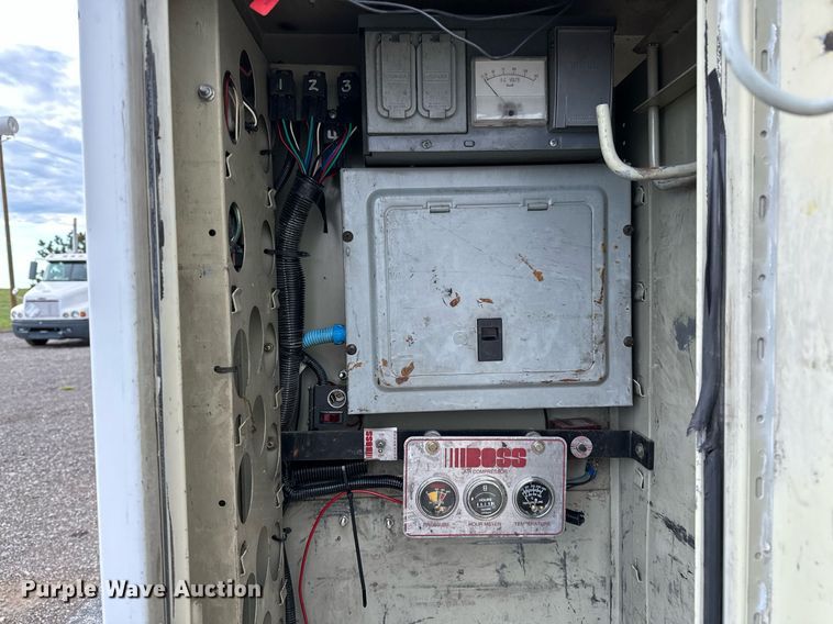 image for item NQ9401 2005 Chevrolet  C7500 utility / service truck