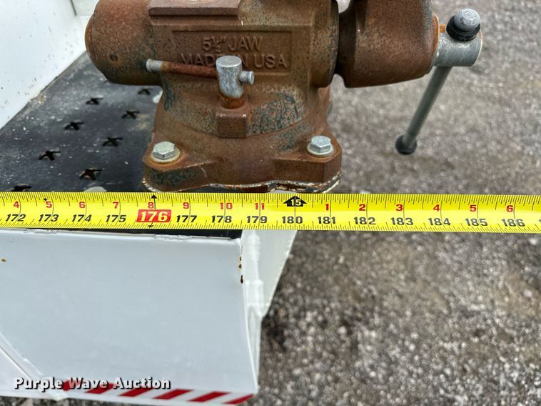 image for item NQ9401 2005 Chevrolet  C7500 utility / service truck