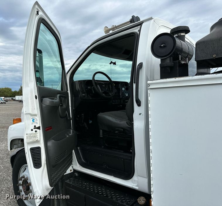 image for item NQ9401 2005 Chevrolet  C7500 utility / service truck