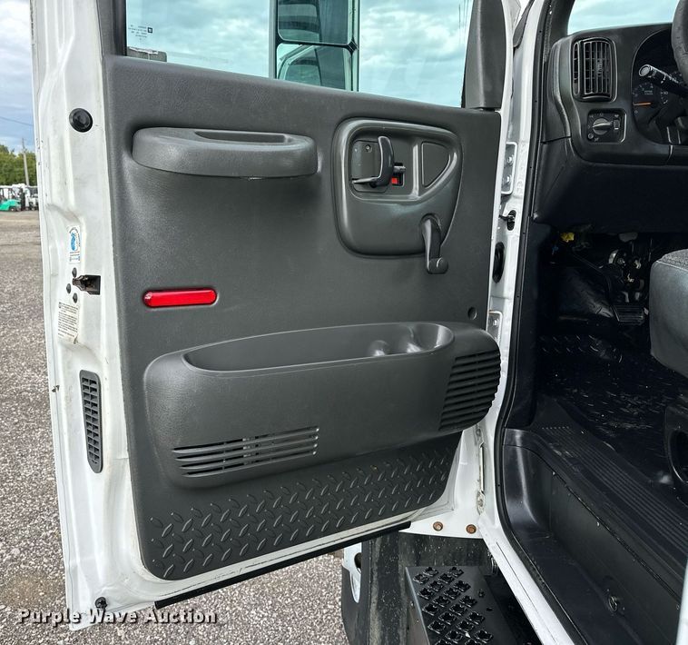 image for item NQ9401 2005 Chevrolet  C7500 utility / service truck