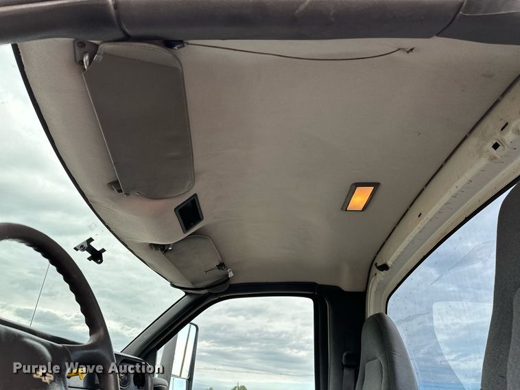 image for item NQ9401 2005 Chevrolet  C7500 utility / service truck