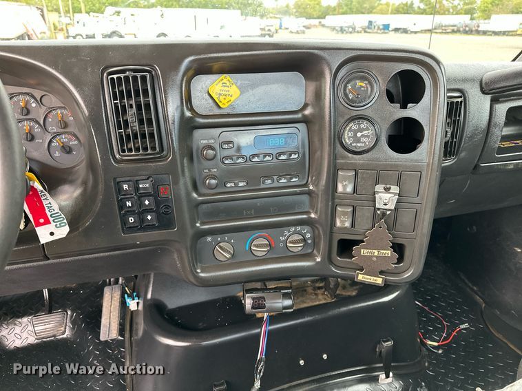 image for item NQ9401 2005 Chevrolet  C7500 utility / service truck