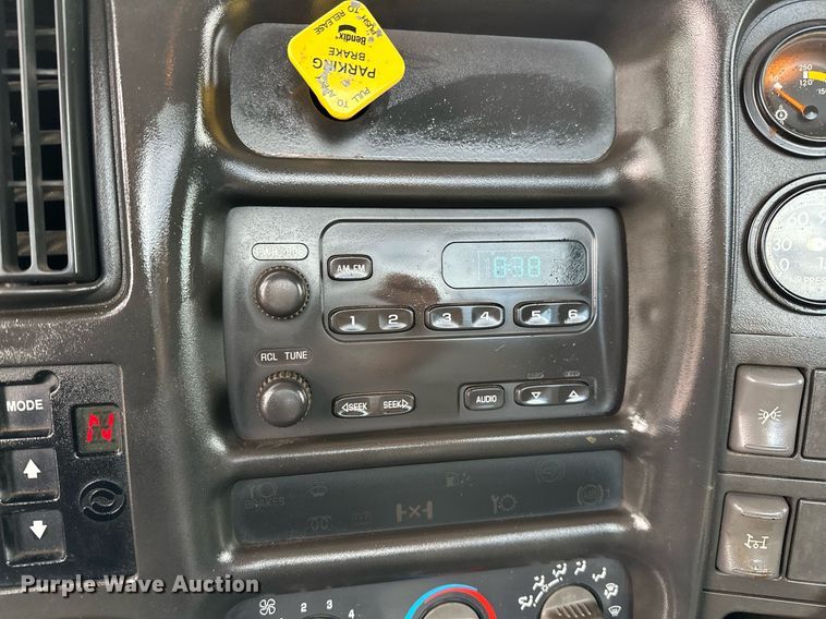 image for item NQ9401 2005 Chevrolet  C7500 utility / service truck