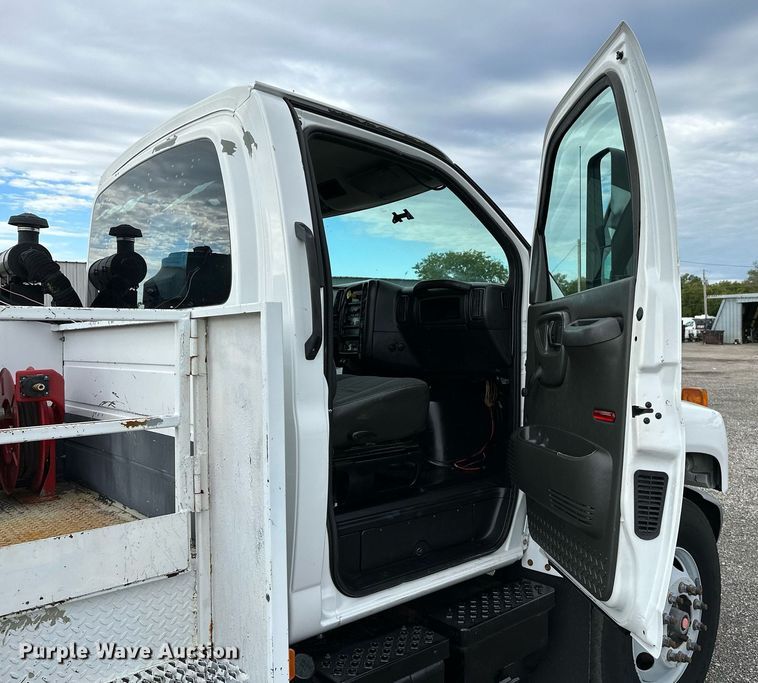 image for item NQ9401 2005 Chevrolet  C7500 utility / service truck