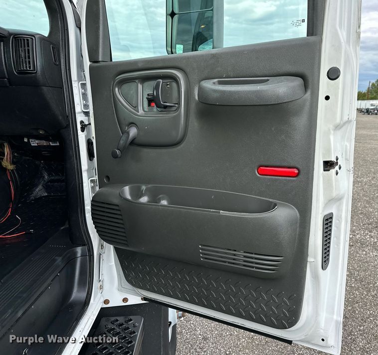 image for item NQ9401 2005 Chevrolet  C7500 utility / service truck