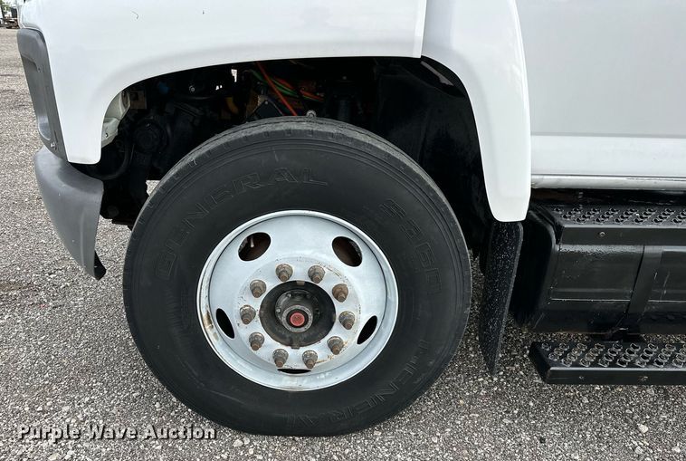 image for item NQ9401 2005 Chevrolet  C7500 utility / service truck