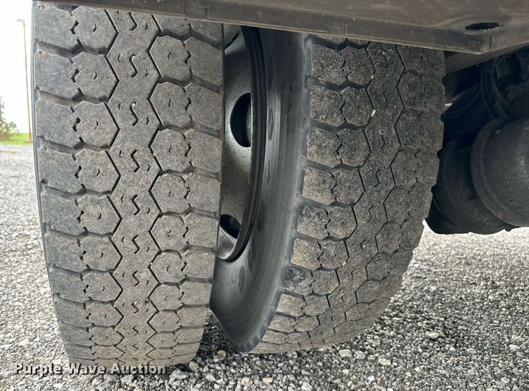 image for item NQ9401 2005 Chevrolet  C7500 utility / service truck