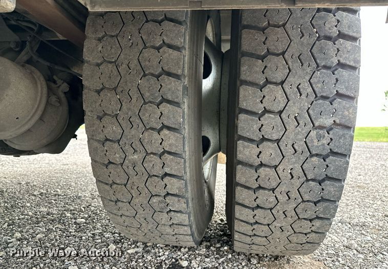 image for item NQ9401 2005 Chevrolet  C7500 utility / service truck