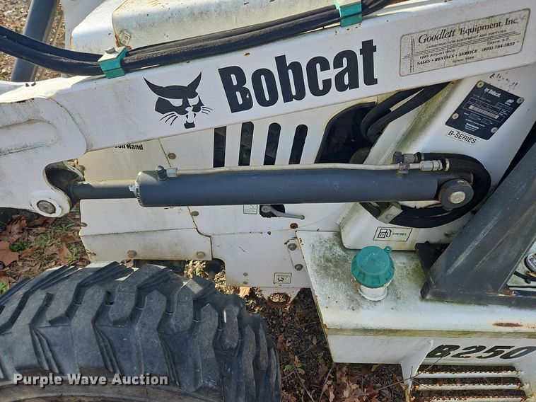 image for item NZ9123 2004 Bobcat B250 backhoe