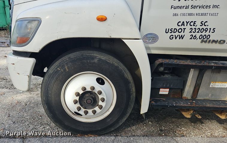 image for item NZ9124 2014 Hino 268 flatbed truck