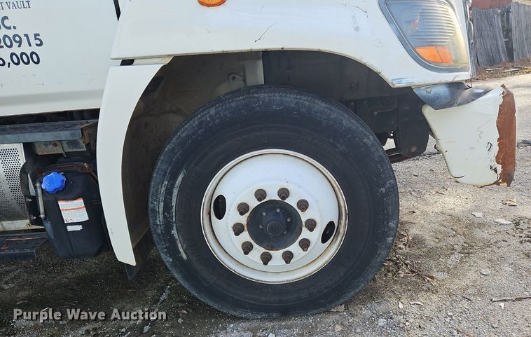 image for item NZ9124 2014 Hino 268 flatbed truck