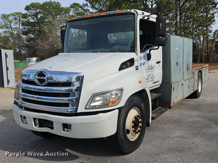 image for item NZ9125 2013 Hino 268 flatbed truck