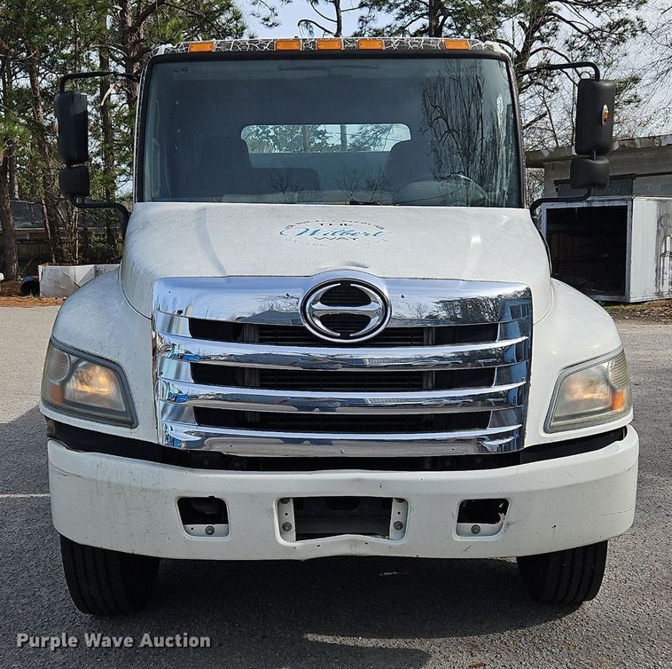 image for item NZ9125 2013 Hino 268 flatbed truck