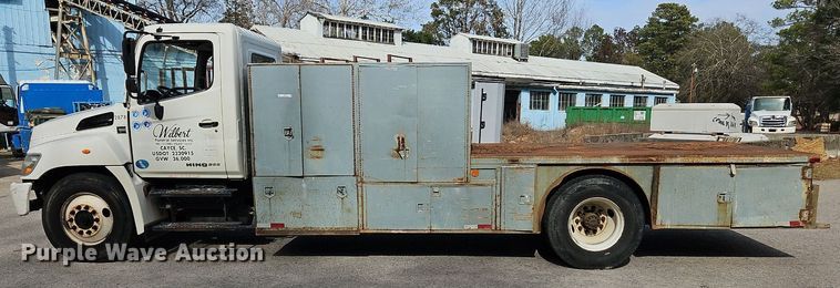 image for item NZ9125 2013 Hino 268 flatbed truck