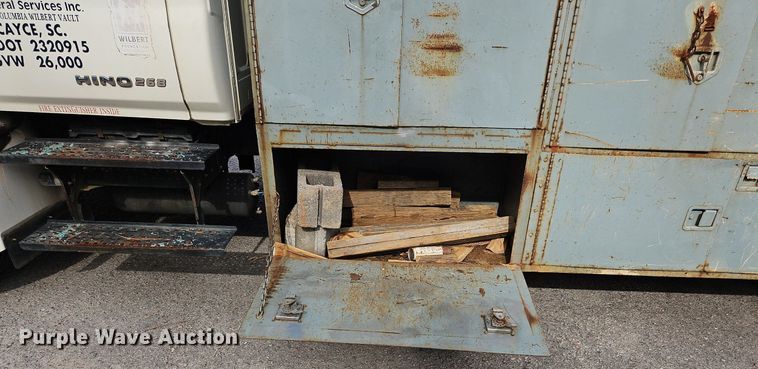 image for item NZ9125 2013 Hino 268 flatbed truck