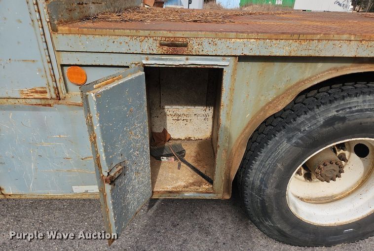 image for item NZ9125 2013 Hino 268 flatbed truck