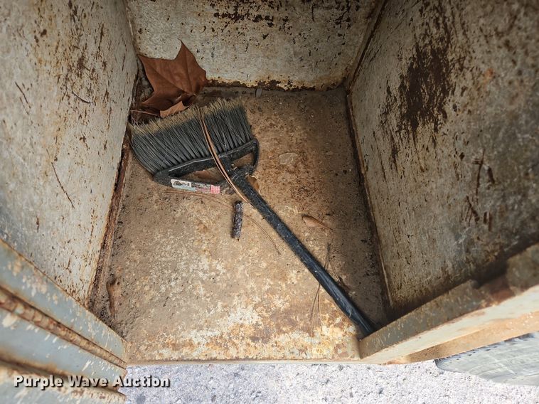 image for item NZ9125 2013 Hino 268 flatbed truck