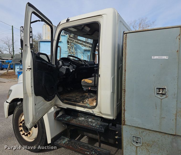 image for item NZ9125 2013 Hino 268 flatbed truck