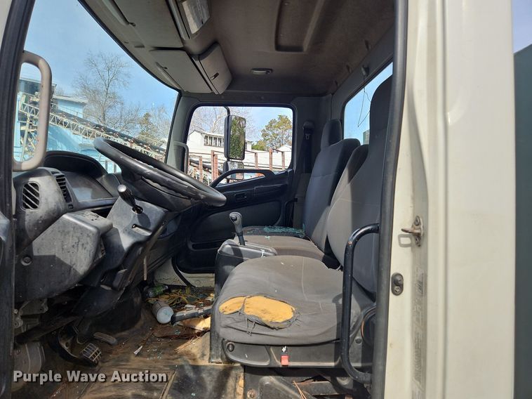 image for item NZ9125 2013 Hino 268 flatbed truck