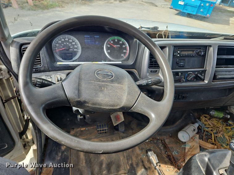 image for item NZ9125 2013 Hino 268 flatbed truck