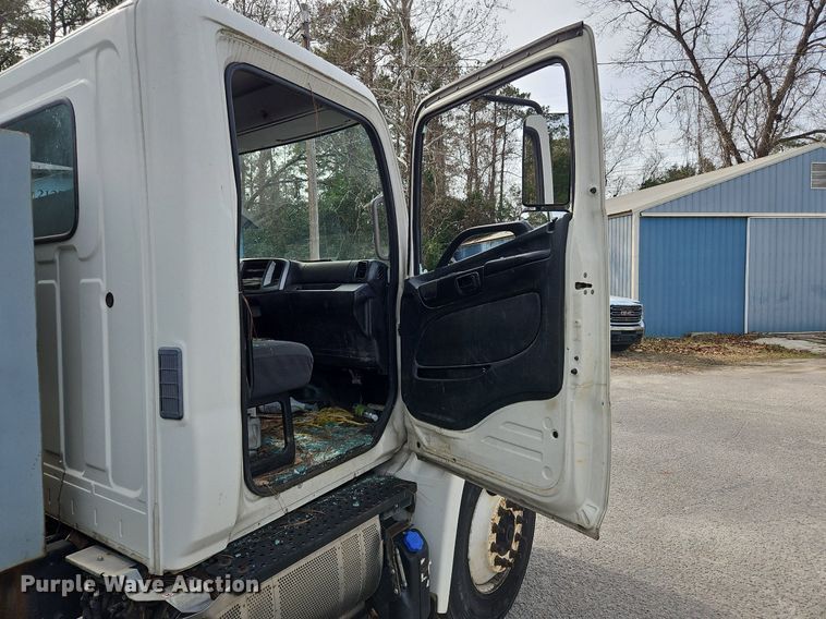 image for item NZ9125 2013 Hino 268 flatbed truck