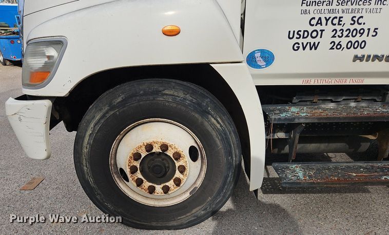 image for item NZ9125 2013 Hino 268 flatbed truck