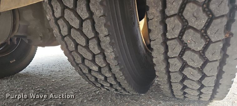 image for item NZ9125 2013 Hino 268 flatbed truck