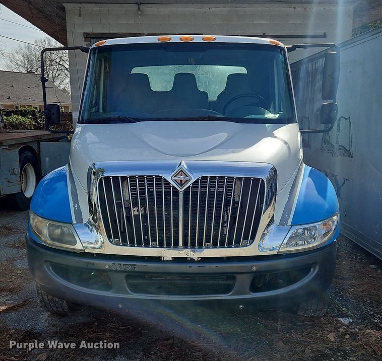 image for item NZ9126 2003 International  4300 truck cab and chassis