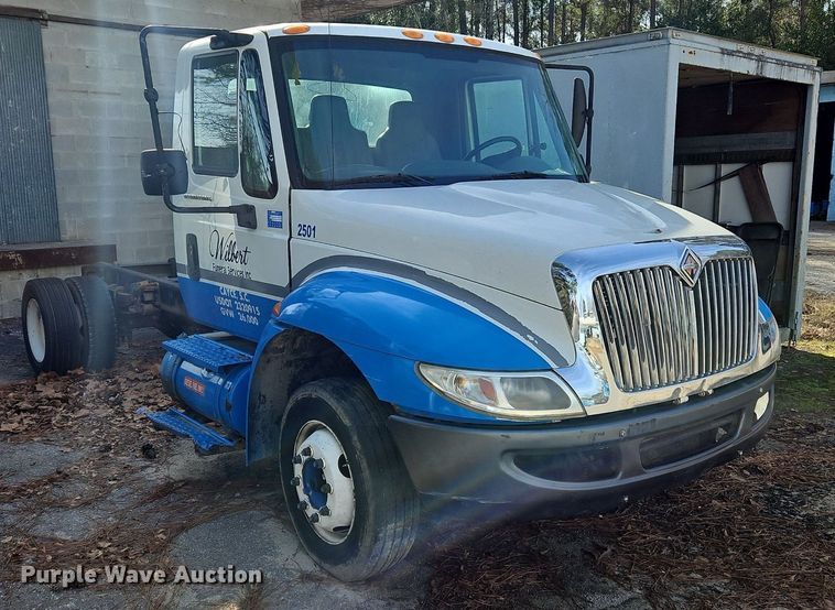 image for item NZ9126 2003 International  4300 truck cab and chassis