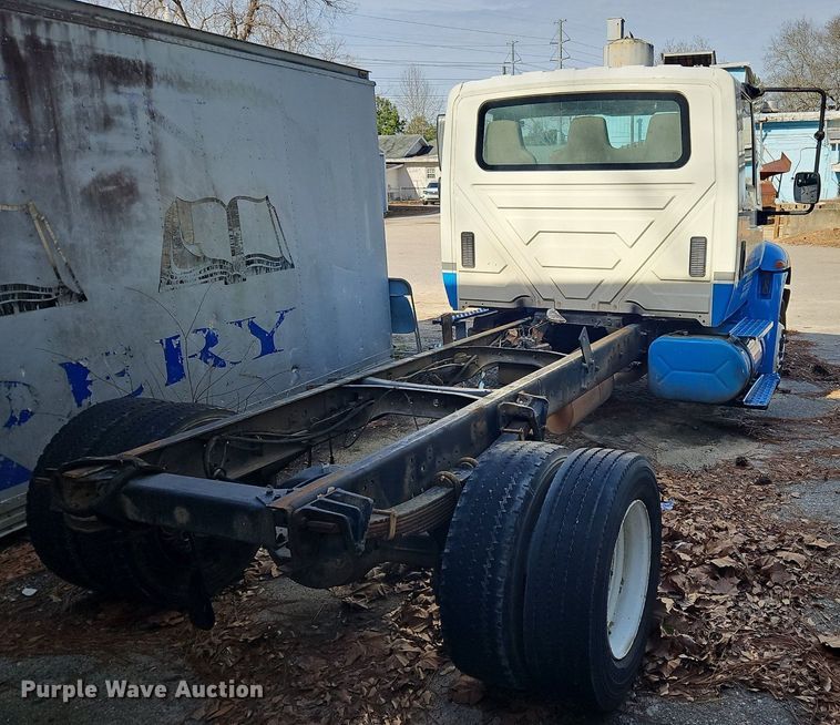 image for item NZ9126 2003 International  4300 truck cab and chassis