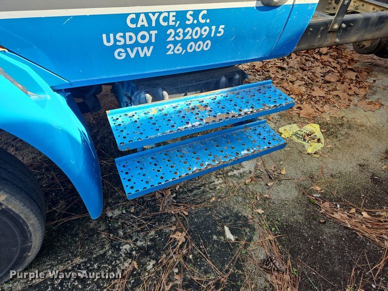 image for item NZ9126 2003 International  4300 truck cab and chassis