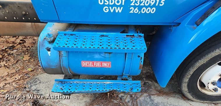 image for item NZ9126 2003 International  4300 truck cab and chassis