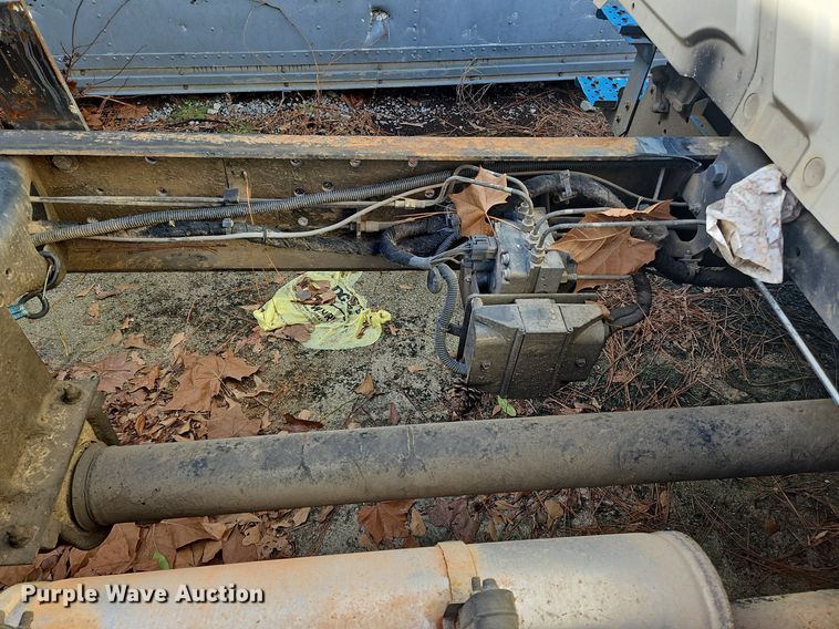 image for item NZ9126 2003 International  4300 truck cab and chassis