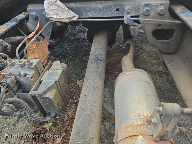 image for item NZ9126 2003 International  4300 truck cab and chassis