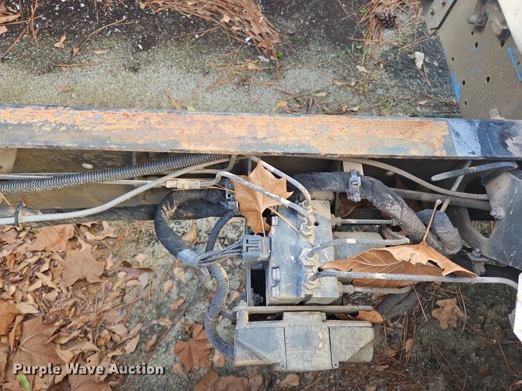 image for item NZ9126 2003 International  4300 truck cab and chassis