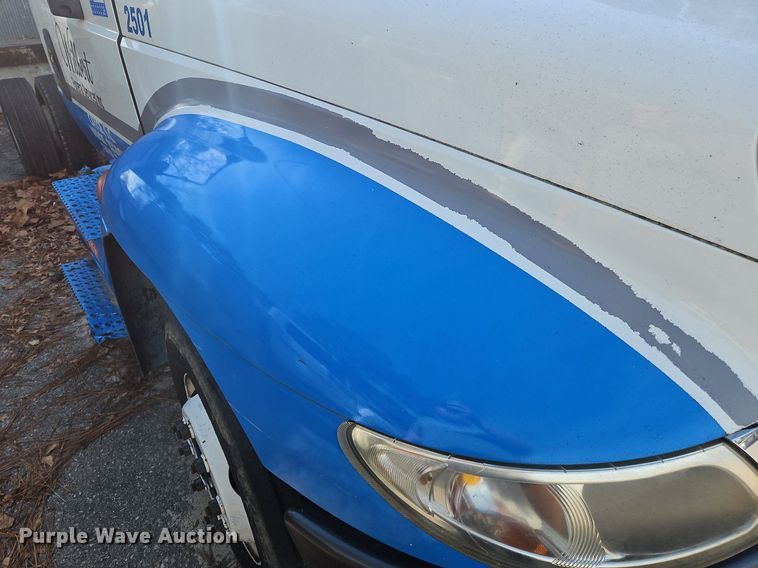 image for item NZ9126 2003 International  4300 truck cab and chassis