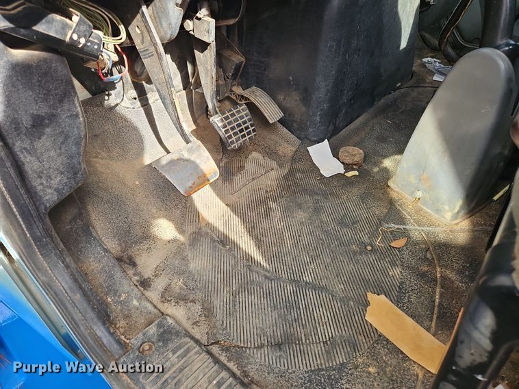 image for item NZ9126 2003 International  4300 truck cab and chassis