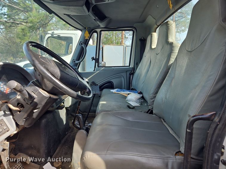 image for item NZ9126 2003 International  4300 truck cab and chassis