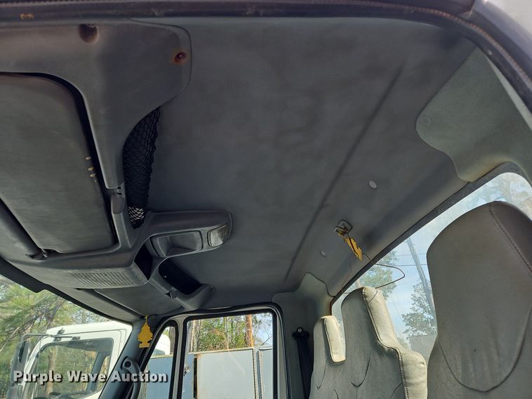 image for item NZ9126 2003 International  4300 truck cab and chassis